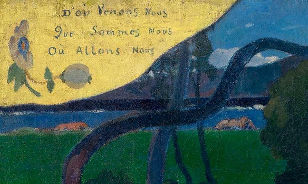 노란 색면 위에 진한 청회색 필기체로 세 줄이 적혀 있는 부분 확대. 첫 줄 D'où Venons Nous, 둘째 줄 Que Sommes Nous, 셋째 줄 Où Allons Nous가 줄마다 시작 자리를 달리해 적혀 있고 물음표나 하이픈은 어디에도 없으며, 글씨 왼쪽 아래에 파랑과 분홍이 섞인 꽃 한 송이와 잎, 그 옆에 연회색 타원형 열매가 그려져 있다